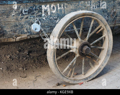 Vintage Holz- Rad der antiken Trolley, geschlossene Kette und Vorhängeschloss. Stockfoto