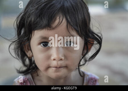 Portrait von niedlichen Indonesischen kleines Mädchen Stockfoto