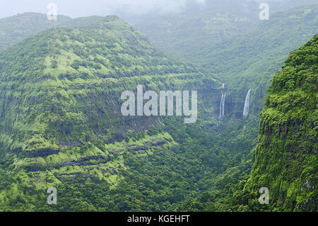 Berge mit Wasserfällen in varandha Ghat, Pune, Maharashtra Stockfoto