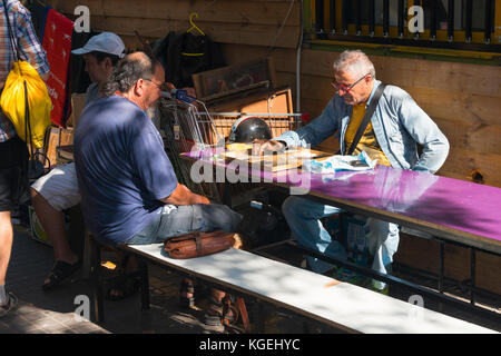 Israel das Heilige Land Tel Aviv Jaffa Jaffa Flohmarkt cafe bar Holzschuppen Bänke sitze Kunden Getränke Gläser zwei alte Männer Backgammon spielen Stockfoto