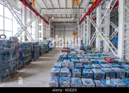 Lagerhaltung Maschinen formen aus Polyäthylen verpackt und Hebekran Stockfoto