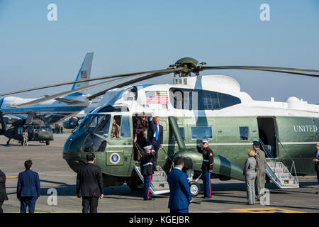 Präsident Donald J. Trumpf Wellen von Marine One zu Medien und Service Mitglieder, Nov. 7, 2017, in Yokota Air Base, Japan. Trump wurde in Japan für drei da Stockfoto
