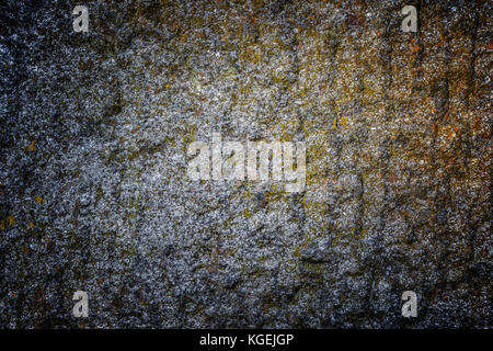 Strukturierte alte Granitwand: Ein natürlicher abstrakter Hintergrund. Granitstein-Textur, Nahbild, Tapete und Textur für das Rendern geeignet Stockfoto
