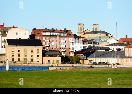 Karlskrona, Schweden - 30. Oktober 2017: Umweltdokumentation. Stadtbild mit der zum Weltkulturerbe gehörenden Fredrik-Kirche im Hintergrund und dem historischen Hollstromska Stockfoto