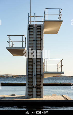 Outdoor Sprungturm oder Tauchen Plattform von hinten mit Holzsteg und Küstenlandschaft im Hintergrund gesehen. Stockfoto