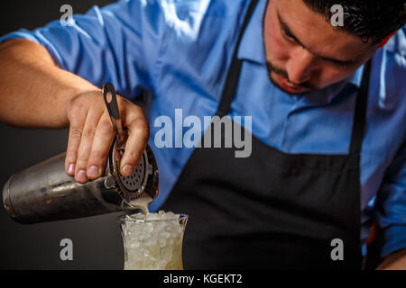 Barkeeper gießen frische Pina Colada in Glas an der Bar Counter Stockfoto