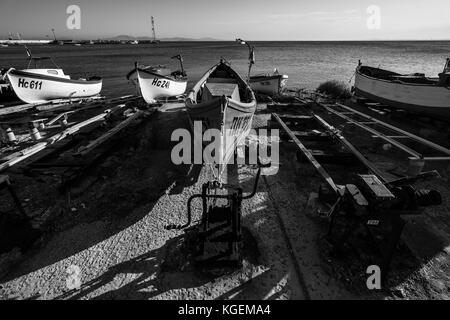 Pomorie, Bulgarien - 17. August 2017: Angeln Boote am Ufer. Hafenstadt der Küstenstadt Pomorie. Schwarz und Weiß. Stockfoto