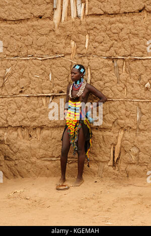 Turmi, omo Valley, Äthiopien - Juli 29: Porträt der Frau von Hamer Menschen unter der Mauer ruht während der Übertragung an den lokalen Markt in turmi, om Stockfoto