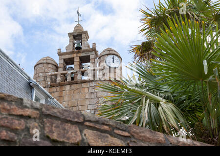 Die ungeraden Wand Turm der Notre Dame de Bonne Nouvelle Kirche - Le Bourg - Insel Bréhat (Bretagne). Es wird von zwei runden Türmen flankiert. Stockfoto