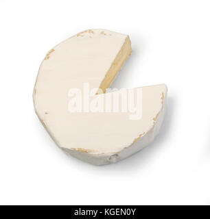 Stück Camembert auf weißem Hintergrund. Von oben gesehen, mit Freistellungspfad Stockfoto