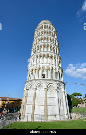 Pisa, Italien - 26. September 2016: Tourist in der Piazza dei Miracoli in Pisa mit Pisa Turm und die Kirche Stockfoto