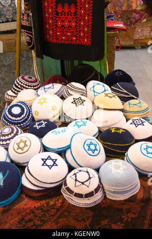 Israel das Heilige Land Jerusalem Altstadt souk Souk Basar Markt Regal Ständer jüdischen Gebet aus Gewirken Kippa Kippa Kipah schädelkappe Ritual tragen Stern David Stockfoto