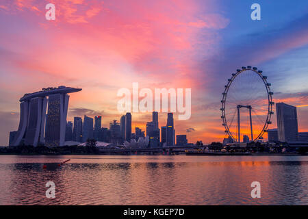 Sonnenuntergang in Singapur. Wolkenkratzer und die wichtigsten Schauplätze Singapore Flyer, Marina Bay Sands, Kunst Science Museum Stockfoto