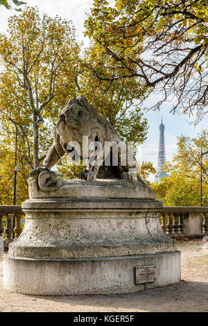 Die Statue "Lion au Schlange' von französischen Tier Bildhauer Antoine-Louis Barye, in den Tuilerien Garten mit dem Eiffelturm im Hintergrund ausgesetzt. Stockfoto