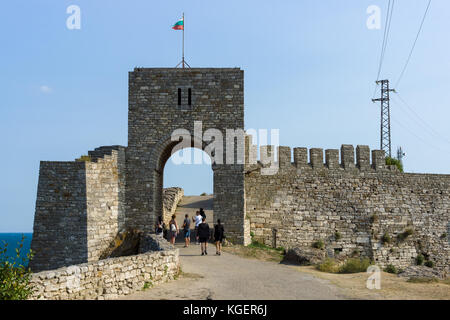 Kap Kaliakra, Bulgarien - 23. August 2017: Die mittelalterliche Festung von kaliakra. Die erhaltenen Teil der Festungsmauer und die wachtturm. Stockfoto