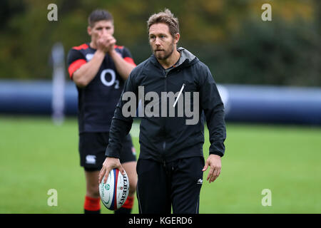 England tritt Trainer Jonny Wilkinson während der Trainingseinheit im Pennyhill Park, Bagshot. Stockfoto