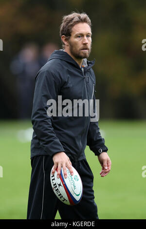 England tritt Trainer Jonny Wilkinson während der Trainingseinheit im Pennyhill Park, Bagshot. Stockfoto