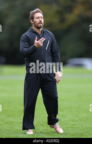 England tritt Trainer Jonny Wilkinson während der Trainingseinheit im Pennyhill Park, Bagshot. Stockfoto