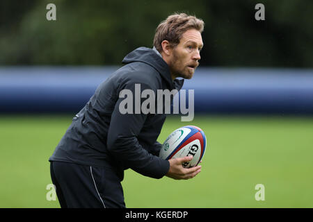 England tritt Trainer Jonny Wilkinson während der Trainingseinheit im Pennyhill Park, Bagshot. Stockfoto