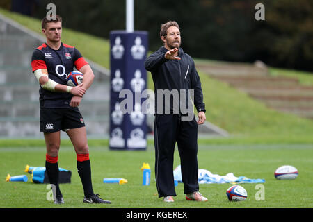 England-Kicktrainer Jonny Wilkinson (rechts) während des Trainings im Pennyhill Park, Bagshot. Stockfoto