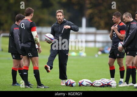 England-Kicktrainer Jonny Wilkinson (Mitte) während des Trainings im Pennyhill Park, Bagshot. Stockfoto