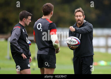 England tritt Trainer Jonny Wilkinson während der Trainingseinheit im Pennyhill Park, Bagshot. Stockfoto