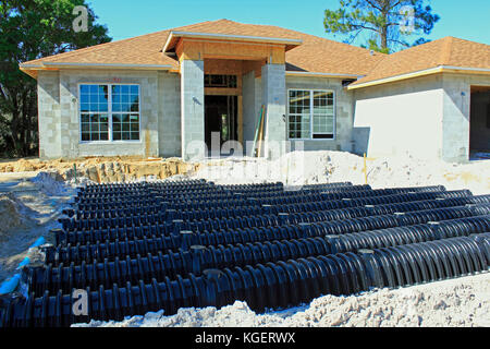 Ein Haus im Bau in Florida zeigt das septische System Entsorgungsfeld Stockfoto