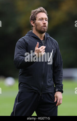 England tritt Trainer Jonny Wilkinson während der Trainingseinheit im Pennyhill Park, Bagshot. Stockfoto