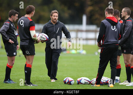 England tritt Trainer Jonny Wilkinson (Mitte) während der Trainingseinheit im Pennyhill Park, Bagshot. DRÜCKEN SIE VERBANDSFOTO. Bilddatum: Dienstag, 7. November 2017. Siehe PA Story RUGBYU England. Bildnachweis sollte lauten: Adam Davy/PA Wire. . Stockfoto