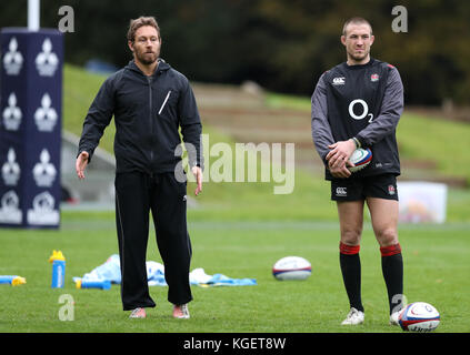 England-Kicktrainer Jonny Wilkinson (links) und Mike Brown während des Trainings im Pennyhill Park, Bagshot. Stockfoto