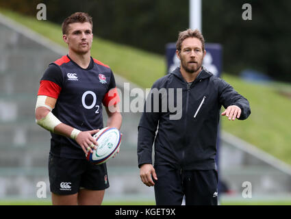 England-Kicktrainer Jonny Wilkinson (rechts) und Henry Slade während des Trainings im Pennyhill Park, Bagshot. Stockfoto