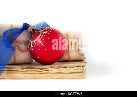 Geschenk Bücher und christmas ball, urlaub Zusammensetzung auf weißem Hintergrund Stockfoto