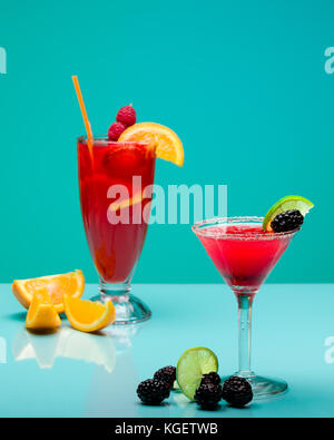 Erfrischende Cocktails auf Pastell türkis Hintergrund Stockfoto