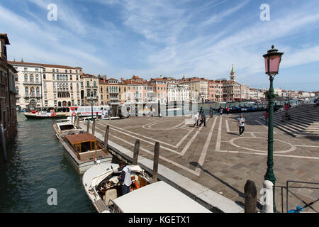 Stadt Venedig Italien. Malerische Aussicht auf die Piazza am Fondamenta Salute, mit dem Grand Canal im Hintergrund. Stockfoto