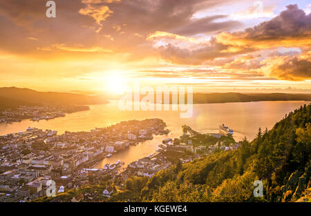 Atemberaubende Sonnenuntergangsansicht der Stadt Bergen vom Floyen Berg. Norwegen. Stockfoto