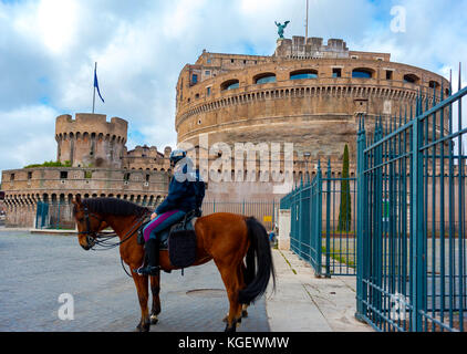 Rom, Italien, 2. März 2017: Castel Sant'Angelo: zwei Polizisten zu Pferde bewachen das Monument Stockfoto