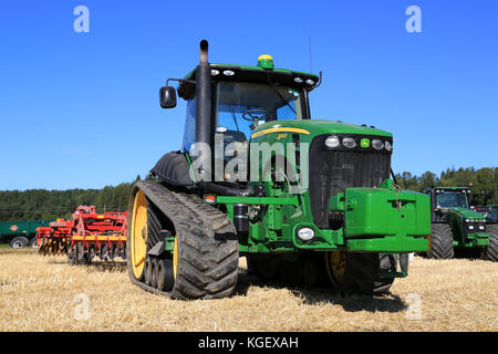 SALO, Finnland - 22. AUGUST 2015: John Deere 8345RT Raupentraktoren und Vaderstad Kultivator auf Anzeige an Puontin Peltopaivat landwirtschaftliche Ernten Stockfoto