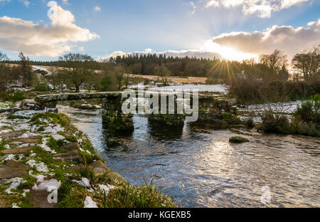 Die postbridge Clapper Bridge, Dartmoor. Stockfoto