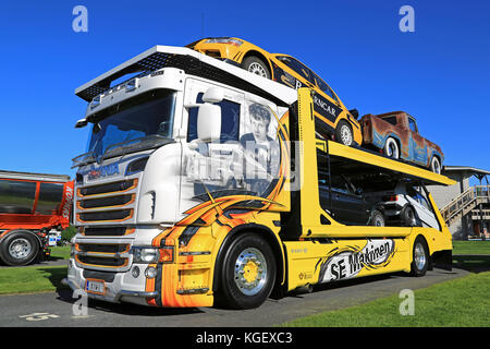 Alaharma, Finnland - 7 August 2015: maßgeschneiderte Scania R620 v8 Car Carrier mit Airbrush Kunstwerk in Power Truck Show 2015. Stockfoto