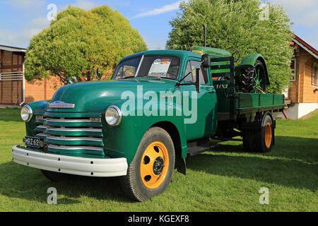 Alaharma, Finnland - 8 August, 2015: Classic Chevrolet 6400 Pickup Truck 1952 und Oliver Standard 70 landwirtschaftlichen Traktor 1938 in Kraft Fahrzeug Stockfoto