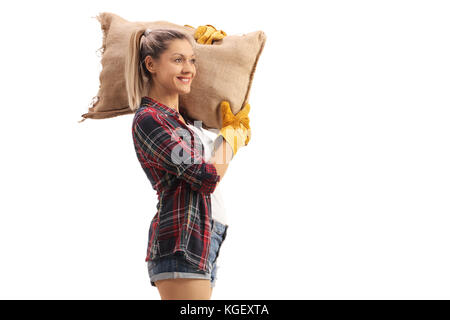 Frau Bauer Holding eine sackleinen Sack auf die Schulter auf weißem Hintergrund Stockfoto