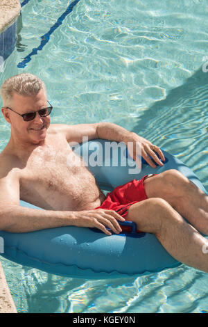 Ältere Menschen genießen Resort Pool, USA Stockfoto