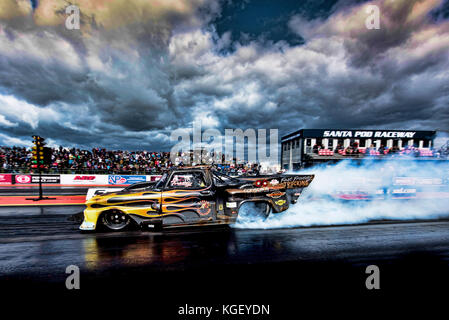 Fast Freddy Fagerstrom brennt aus seinem Lkw in Santa Pod Raceway Stockfoto