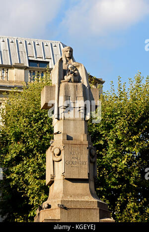 Mutter und Kind des Edith Cavell Memorial in St Martin's Place, Westminster, London. Skulptur aus Carrara-Marmor und grauem kornischem Granit Stockfoto