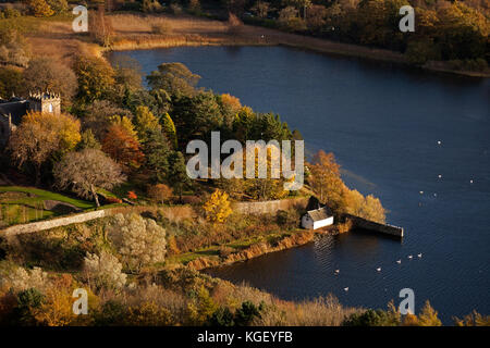 Duddingston Loch mit der Kirk im Herbst Saison, Edinburgh, Schottland, Großbritannien Stockfoto