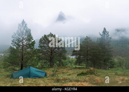 Berg im Nebel in das Tal Innerdalen Stockfoto