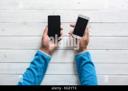 Handys in den Händen Stockfoto