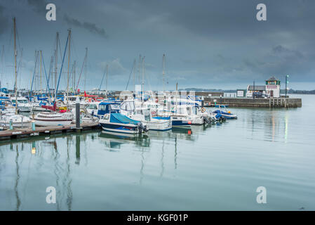 Luxus Motor- und Segelboote günstig für den Winter im Yachthafen von Doc fictoria (dock Victoria) in Caernarfon, Wales, UK. Stockfoto