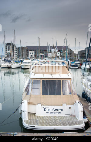 Luxus Motor- und Segelboote günstig für den Winter im Yachthafen von Doc fictoria (dock Victoria) in Caernarfon, Wales, UK. Stockfoto