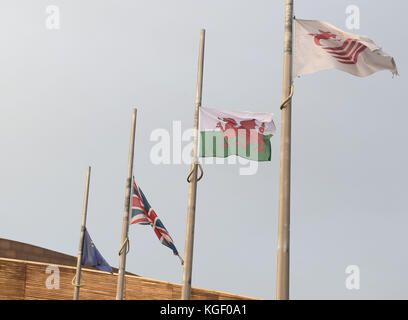 Nach dem Tod des ehemaligen walisischen Regierungsministers Carl Sargeant fliegen Flaggen am halben Mast über dem Senedd, dem Gebäude der Nationalversammlung für Wales in der Cardiff Bay. Stockfoto